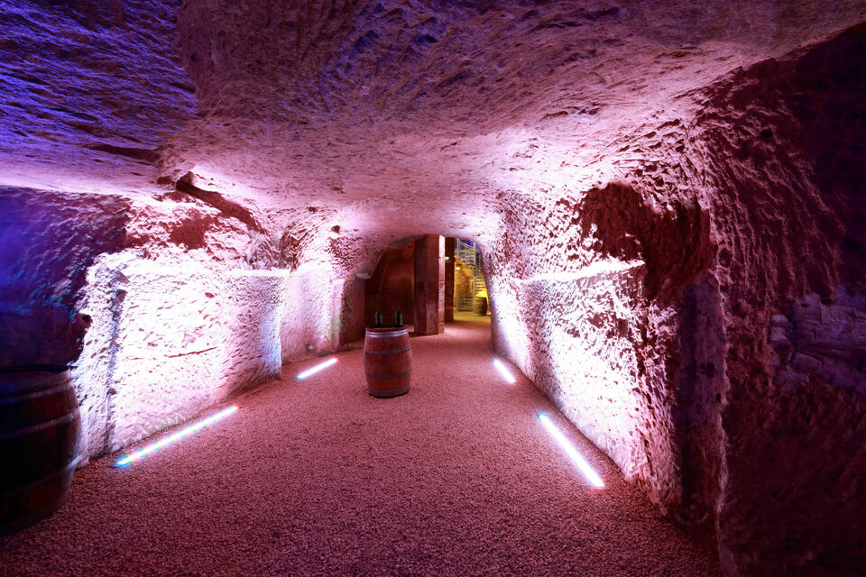 ABC Salles - La cave de Lavauguyot, aux murs de pierres, plonge vos invités dans un univers aux sonorités atypiques.