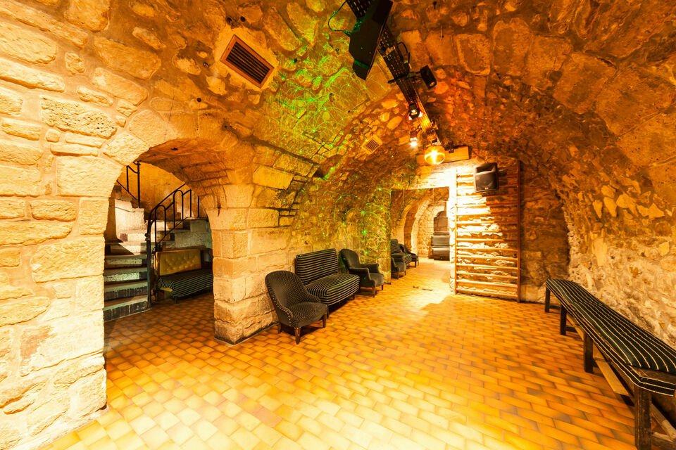 ABC Salles - La cave du Panthéon plonge vos invités dans un univers unique grâce à ses pierres apparentes et à son acoustique !<br>