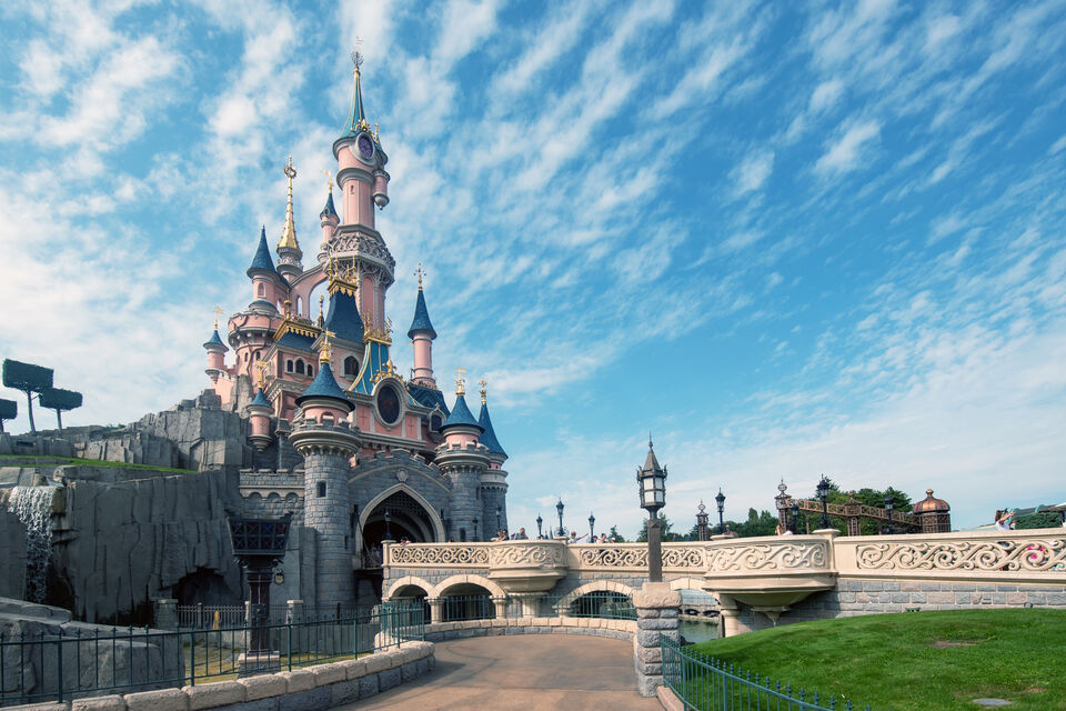 Adobe Stock - Photo d'illustration - Les parcs Disneyland sont les témoins de nombreuses demande en mariage. Mais récemment, des fiançailles ont tournée au fiasco au sein du célèbre parc de Disneyland Paris, pour des raison de sécurité.