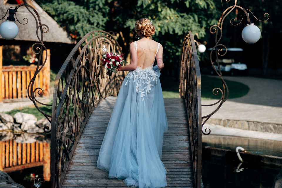 Adobe Stock - Photo d'illustration - La plateforme américaine Etsy a sorti une étude révélant les tendances de la mode nuptiale de 2022. Une saison de mariages qui sera faite de nœuds et de couleurs vives.
