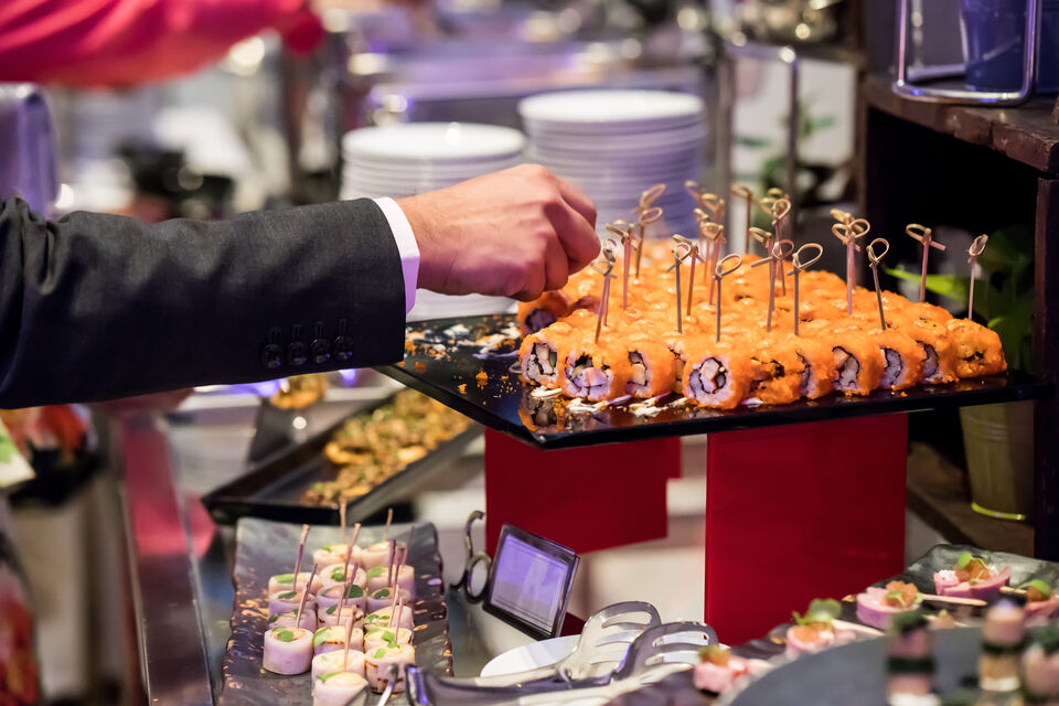 Adobe Stock - Photo d'illustration - Les sushis font partie des aliments japonais dont les Français raffolent. Ces boulettes de riz vinaigrées faisant la part belle à différentes sortes de poisson s'invitent désormais à de nombreuses fêtes, grâce aux maîtres sushi présentant des ateliers culinaires lors de mariages ou de séminaire.<br>