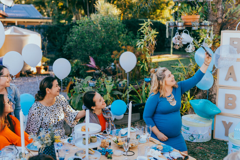 10 thèmes de fête prénatale originaux à adopter pour célébrer une