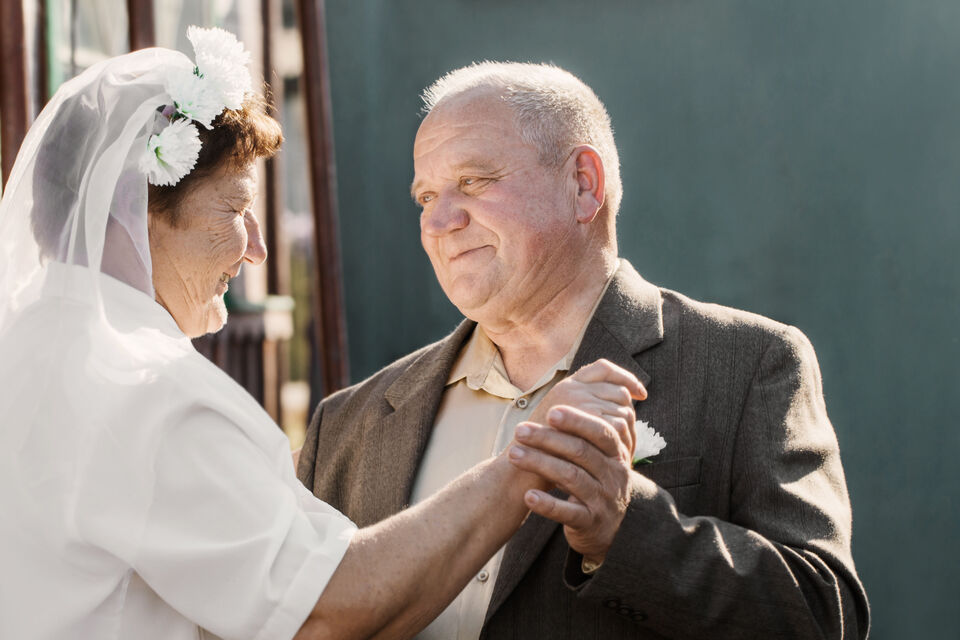 Adobe Stock - Photo d'illustration - Les remariages ne cessent d'augmenter en France. Et pour cause, le divorces ou le fait de refaire sa vie après une période de veuvage ne sont plus des tabous. Les secondes unions, souvent sur le tard, offrent, par ailleurs, de nouveaux horizons amoureux.