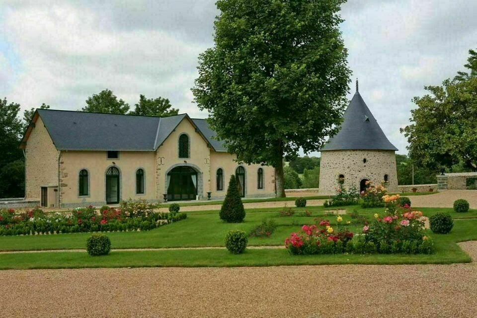 ABC Salles - Le château d'Hauterives vous permet de faire la fête jusqu'à 4h du matin pour profiter pleinement de vos invités 