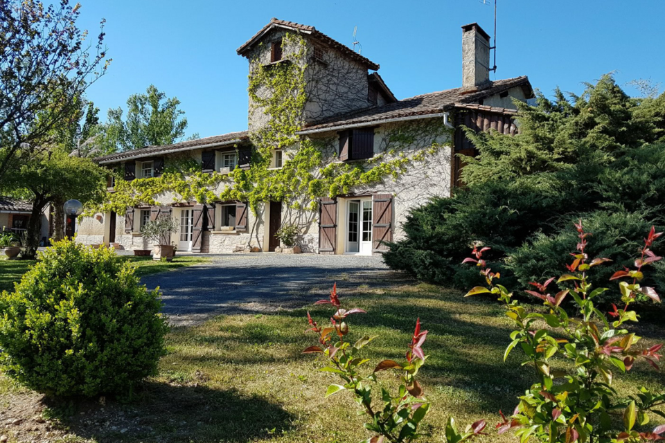 ABC Salles - Les Lauriers de la Bastide vous autorise à faire la fête jusqu'à 5h du matin pour profiter des premières lueurs du soleil.