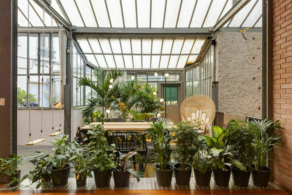 ABC Salles - La grande verrière du Wonderloft offre un accès à la lumière naturelle en plein cœur de la Capitale.
