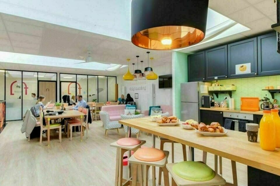 ABC Salles - Le loft Coworking et son puits de lumière est idéal pour travailler dans une bonne ambiance tout en profitant d'une jolie lumière