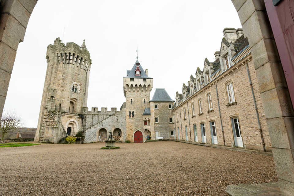 ABC Salles - Château du Plessis - Réunissez vos collaborateurs dans un cadre d'exception, tel qu'un château, pour un cocktail. Leur splendeur viendra enrichir votre événement professionnel pour des souvenirs uniques. 