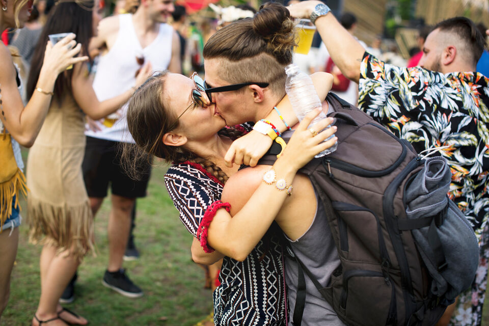 Adobe Stock - Photo d'illustration - Portés par l'ambiance festive des festivals estivaux de France et d'Europe, artistes et festivaliers se sentent pousser des ailes et posent un genou à terre pour demander leur moitié en mariage, à l'instar de Rilès depuis la scène des Vieilles Charrues.