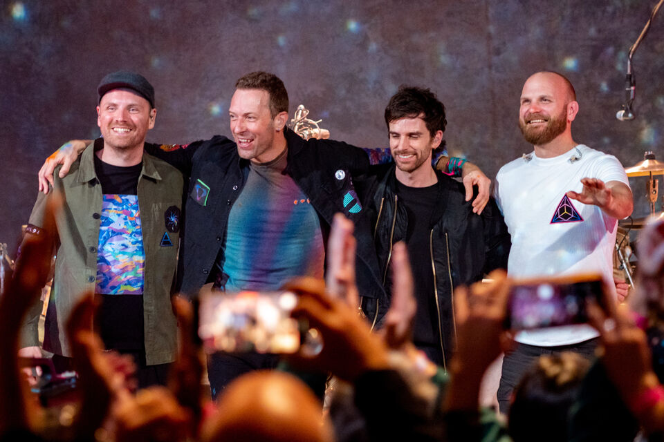 Wikimedia Commons - Le groupe Coldplay lors d'un concert le 7 décembre 2021 - Le groupe de musique a décidé de mettre sa tournée au vert, en aménageant des installations qui permettent de réduire leur impact énergique durant leurs concerts. Ces derniers sont désormais écoresponsables.