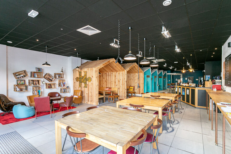 ABC Salles - Plus qu'un espace de coworking, le Clockwork de Lille est un établissement à privatiser tout ou partie pour tout type de rassemblement professionnel. Réunions, séminaires, afterworks, journées de formation... et plus encore peuvent y être organisés, ce qui participent au dynamisme des Hauts-de-France. Les locataires ont, en effet, recours aux services alentours.