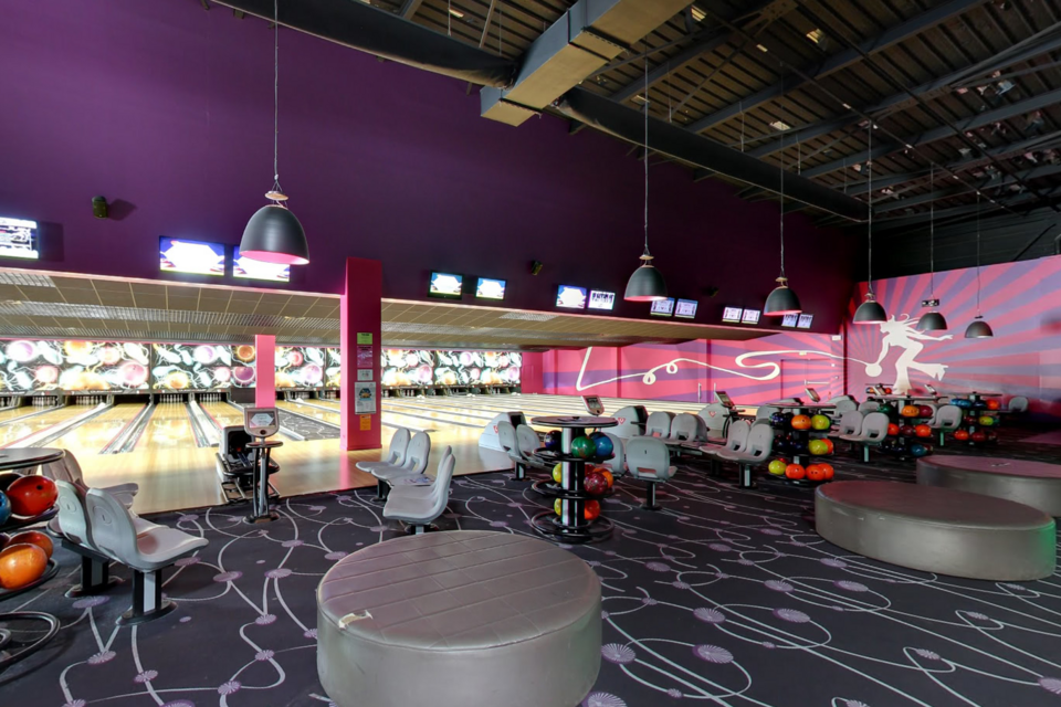ABC Salles - Pour une fête de rentrée scolaire réussie, laissez-vous séduire par le AK Bowling, son bar et ses nombreuses tables de billards.
