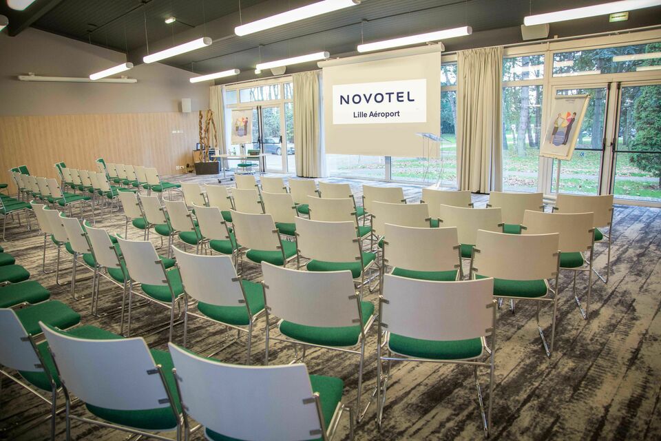 ABC Salles - Situé à moins de 5 minutes de route de l'aéroport Lille-Lesquin, l'Hôtel Novotel met à disposition des entreprises plusieurs salles de travail.