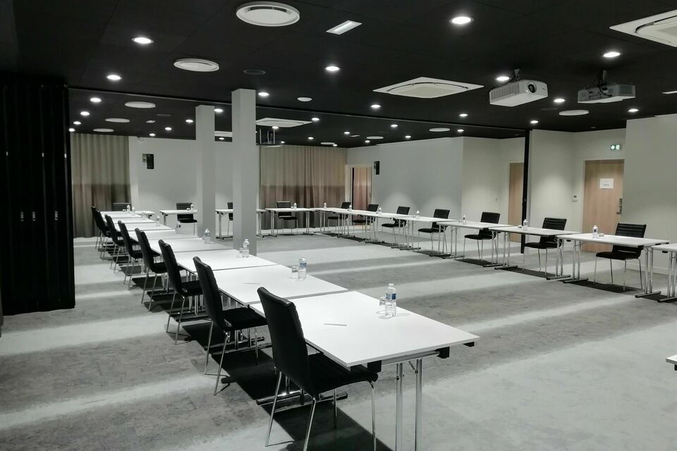 ABC Salles - Vous trouverez en Bretagne, à proximité de l'aéroport de Rennes, le Brit Hotel Ker Lann Rennes. Un établissement qui dispose de plusieurs salles de réunion et de travail équipées pour le succès de temps forts professionnels.