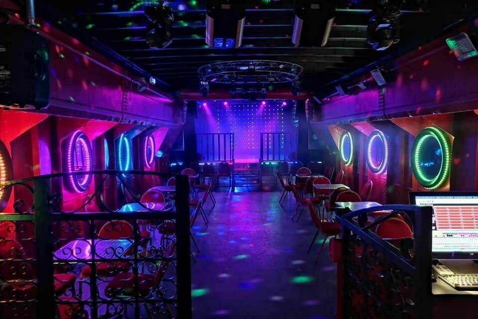 ABC Salles - Bienvenue au Madison Show Cabaret, un bateau situé en Seine-et-Marne dans lequel vous pourrez profiter d'une jolie salle de fête.
