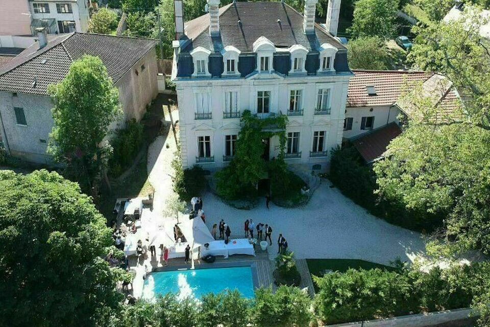 ABC Salles - Laissez vous séduire par la convivialité du Manoir de Collonges, idéal pour les comités de 50 personnes.11 couchages disponibles sur place. 