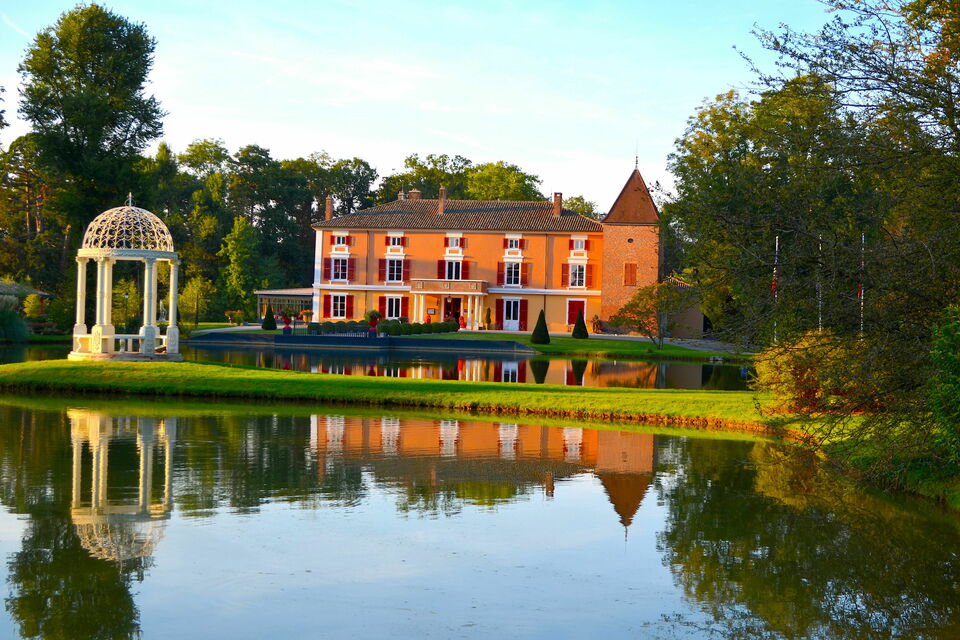 ABC Salles - Le magnifique Château d'Epeyssoles vous séduira forcément avec ses 12 hectares de parc et ses deux plans d'eau. Il dispose de 36 couchages par nuit et d'une salle de réunion.