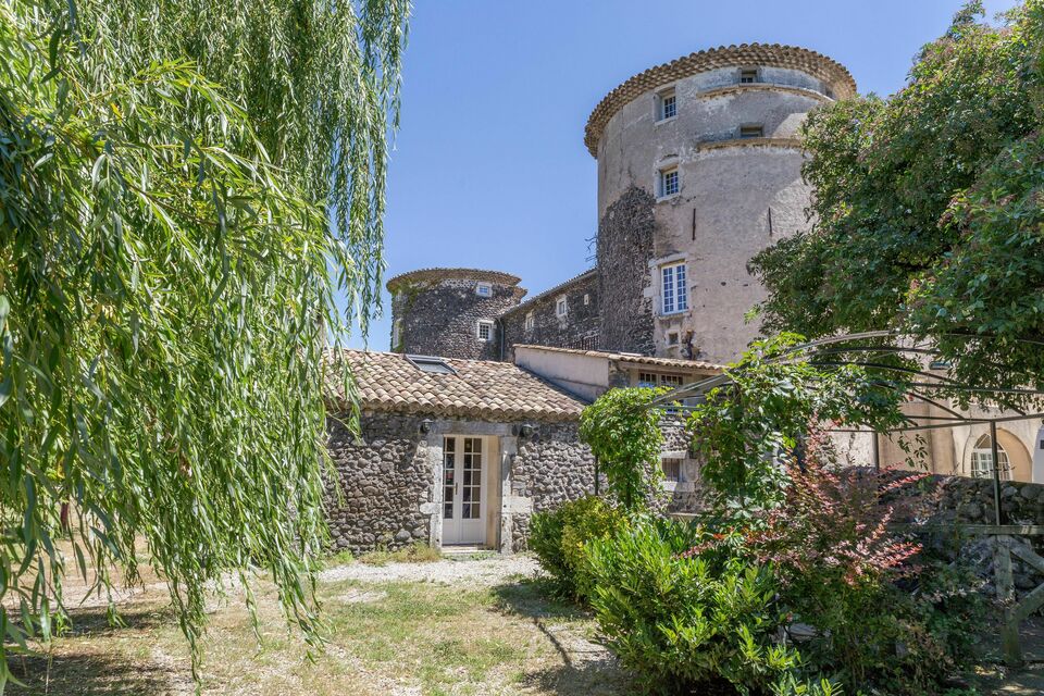 ABC  Salles - C'est à côté d'un espace vert de 5000m² que l'on trouve le Château de Mauras. Il peut accueillir, pour vos séminaires, 45 personnes à dormir.