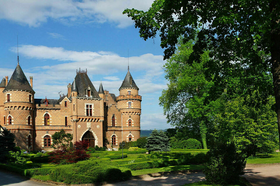 ABC Salles - Organisez votre séminaire résidentiel dans le somptueux Château de Maulmont, 54 couchages et 10 lits d'appoints sont mis à disposition. 