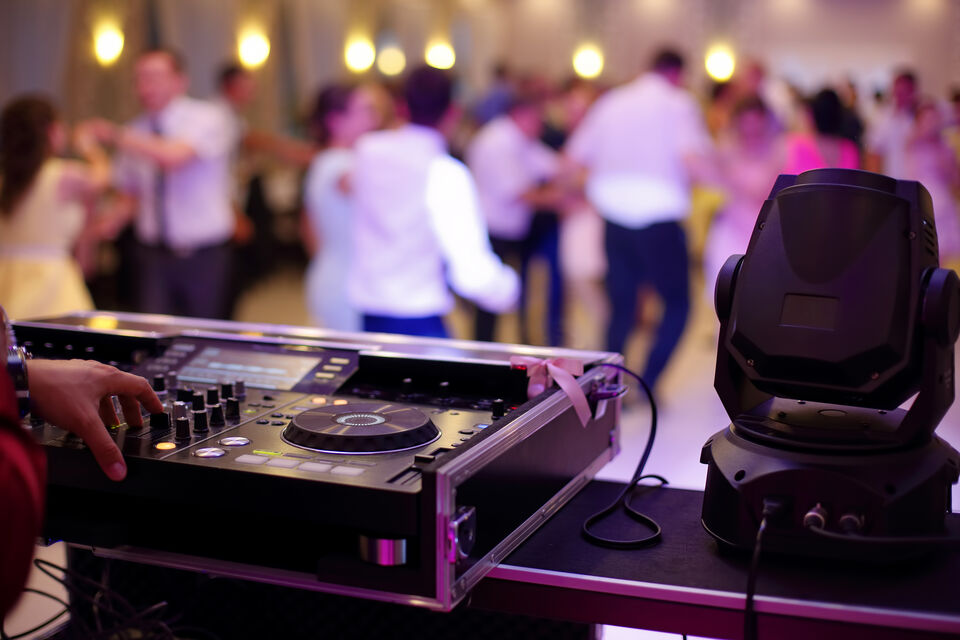 Adobe Stock - photo d'illustration - Le DJ, professionnel de la musique, est indispensable pour garantir la réussite de n'importe quel événement. Pour choisir celui qui vous correspond le mieux, plusieurs plateformes vous aident dans vos recherches.