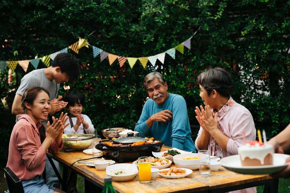 Adobe Stock - photo d'illustration - La fête de la Lune réunit, chaque année, des millions de familles asiatiques à travers le monde. Elles se retrouvent alors autour d'un bon repas convivial. Pour pallier le manque de place dans les logements, vous pouvez privatiser une salle pour vous réunir à cette occasion.