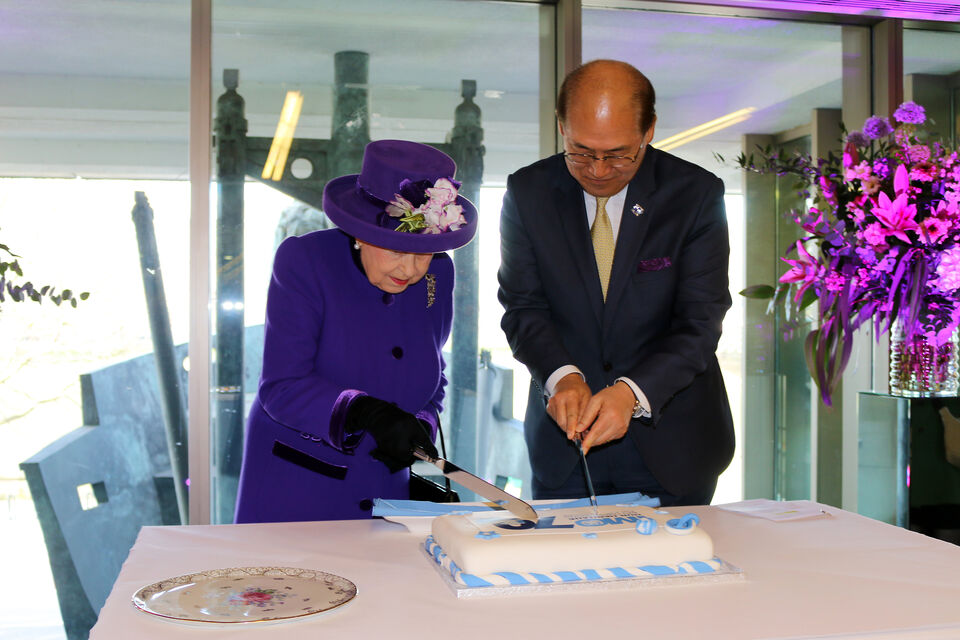 Wikimedia Commons - Creative Commons - La reine Elisabeth II ne voyageait jamais sans un Chocolate Biscuit Cake, son gâteau au chocolat préféré. Un entremets gourmand à proposer à vos convives lors de vos fêtes et célébrations.
