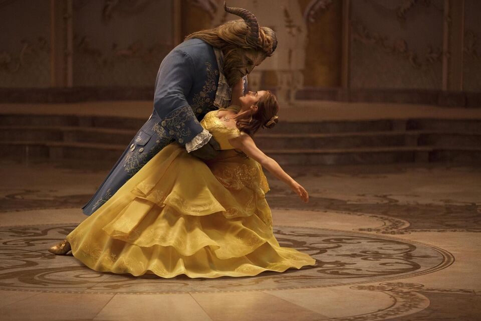 AlloCiné - Photo tirée du film La Belle et la Bête (2017) - La dernière danse d'un couple marié est une nouvelle tendance pour clore son mariage en beauté.
