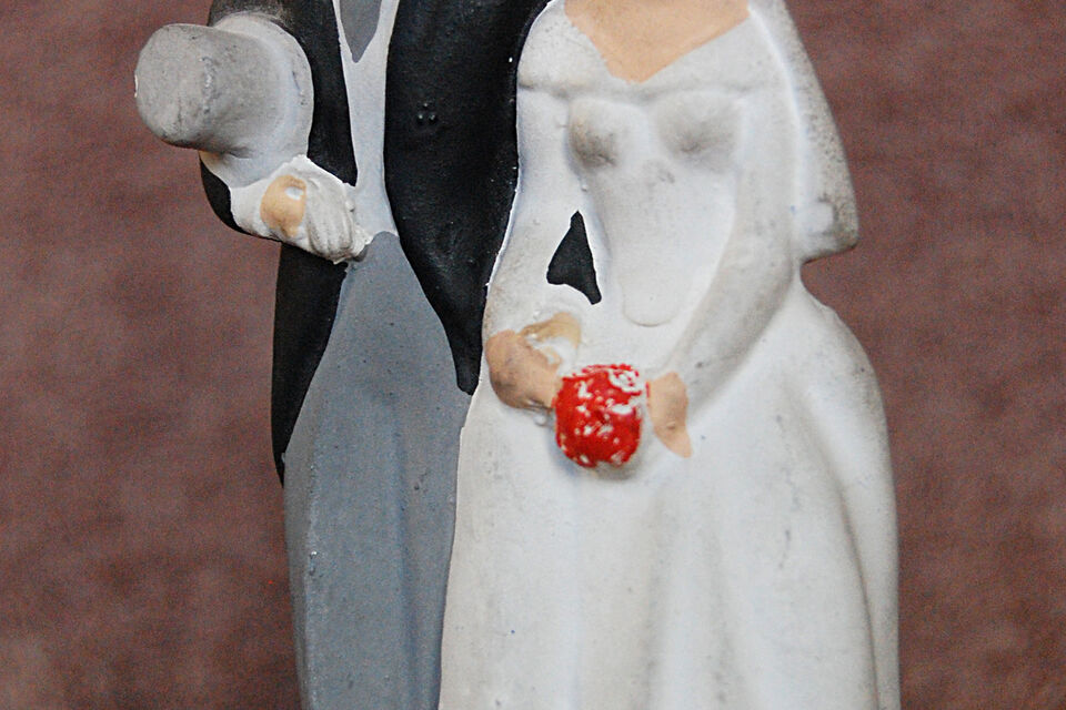 Wikimedia - véritables icônes du gâteau de mariage, les figurines qui représentent les mariés peuvent se décliner sous d'innombrables formes.
