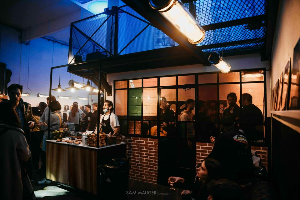ABC Salles - Le Supersonic, en plein cœur du quartier Bastille à Paris, jouit de murs en briques agrémentés de mobilier en fer.