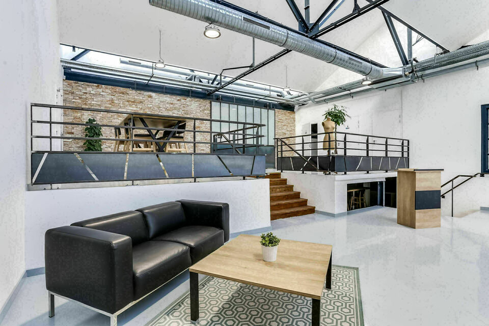 ABC Salles - Le Showroom de l'Artillerie, un site d'apparence industrielle rendu moderne et spacieux.
