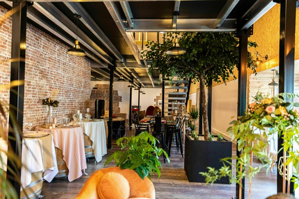 ABC Salles - Bienvenue en terre mosellane, avec le Comptoir-Fameck. Un espace de réception alliant nature et décor industriel.