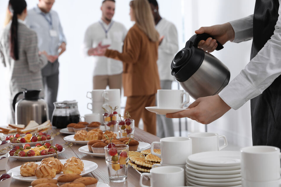 Adobe Stock - photo d'illustration - Le before work est une alternative originale et matinale à l'afterwork, à partager entre collaborateurs pour redynamiser les matinées avant de débuter la journée de travail.