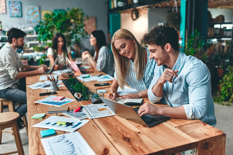 Adobe Stock - photo d'illustration - En France comme ailleurs, les espaces de travail et lieux de réceptions professionnels se végétalisent, pour le plus grand bonheur des salariés. Fleurs, plantes et végétaux en tout genre seraient, en effet, indissociable du sentiment de bonheur.