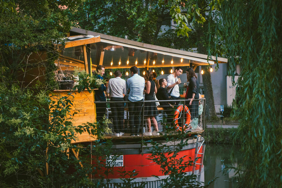 ABC Salles - photo d'illustration - La Péniche la Jonque, un lieu plein de charme entouré de végétation pour organiser vos futures fêtes étudiantes. Elle se trouve à Toulouse, ville la plus plébiscitée par les étudiants !