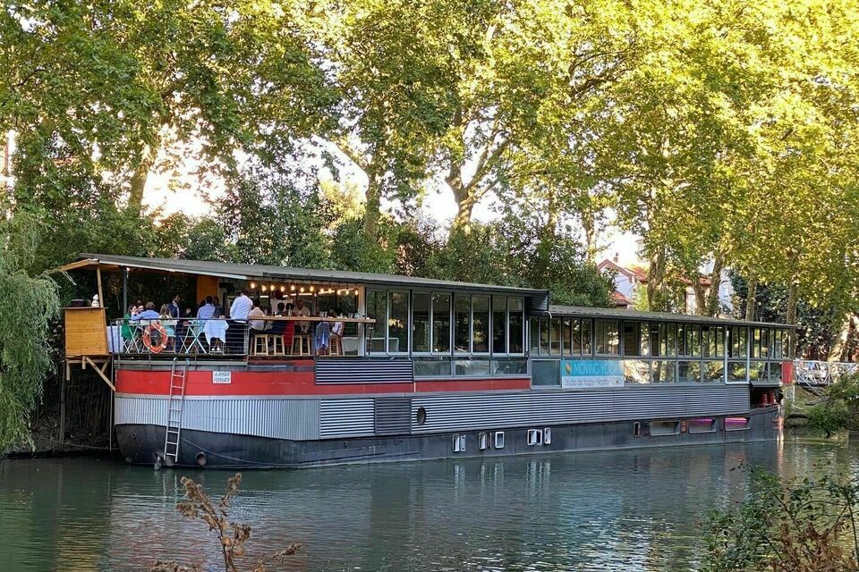 ABC Salles - La Péniche la Jonque, un lieu plein de charme entouré de végétation idéal pour organiser vos futures fêtes étudiantes.