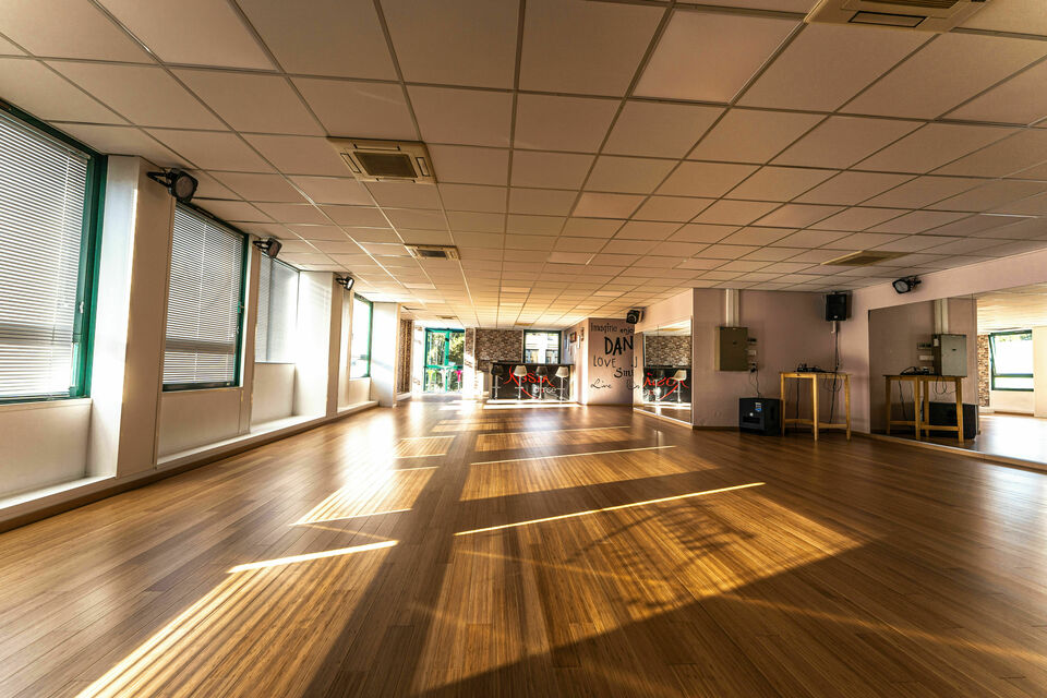 ABC Salles - Le Kosta Danse, un studio de danse de 260m2 à Grenoble, est l'endroit idéal pour organiser des fêtes estudiantines.
