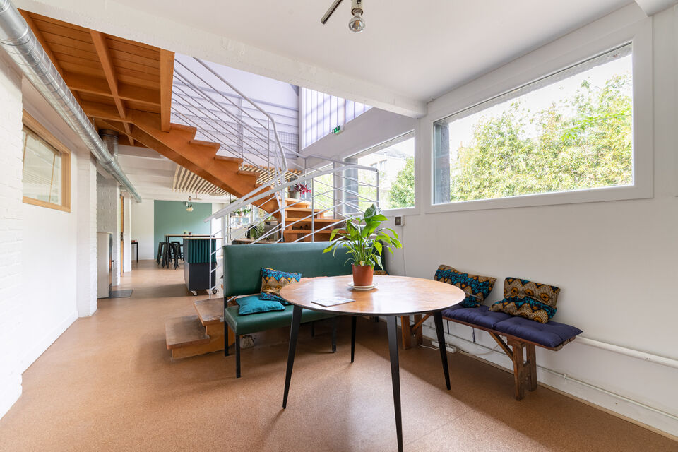ABC Salles - Palpite, un espace de bureaux partagés qui pourra se transformer selon vos envies, en une salle multi-activités, pour des séances de yoga et de méditation réussies.
