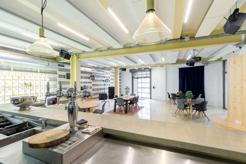 ABC Salles - Découvrez le bar le Transformateur, avec son espace traiteur mais aussi son vestiaire et locale de stockage mis à votre disposition tout au long de vos événements.
