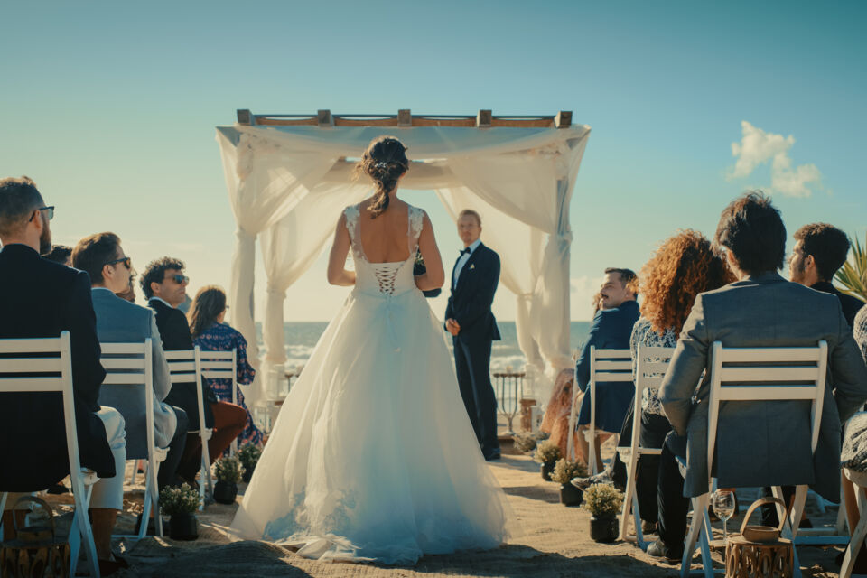Adobe Stock - photo d'illustration - Traditionnellement, la mariée arrive au bras de son père quand son époux est amené à l'autel par sa mère. Mais de plus en plus de couple décide de descendre l'allée sans accompagnateur à leurs côtés.
