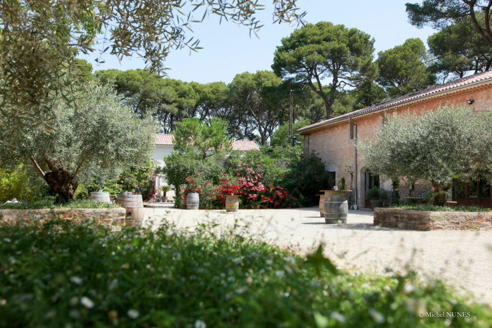 ABC Salles - Le Domaine de la Grangette met à votre disposition une magnifique une salle principale prévue pour accueillir jusqu'à 180 personnes lors de votre grand jour.