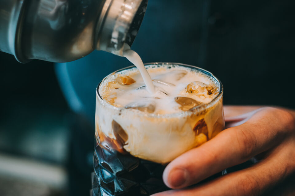 Adobe Stock - photo d'illustration - Après avoir conquis nos petits déjeuners, le café s'invite désormais dans nos cocktails. Il surprendra vos convives, grâce à ses nombreuses déclinaisons originales et savoureuses.