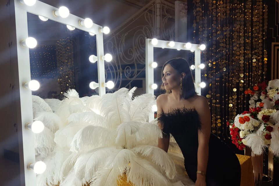 Adobe Stock - photo d'illustration - Une fête glamour sur le thème de l'âge d'or d'Hollywood, c'est possible ! Laissez-vous inspirer par ces éléments du style Hollywood Regency, pour une décoration de fête somptueuse et élégante. 