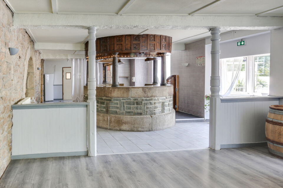 ABC Salles - Droits réservés - La piste de danse du Moulin de Garéna comporte toujours la meule qui, autrefois, servait à faire la farine.