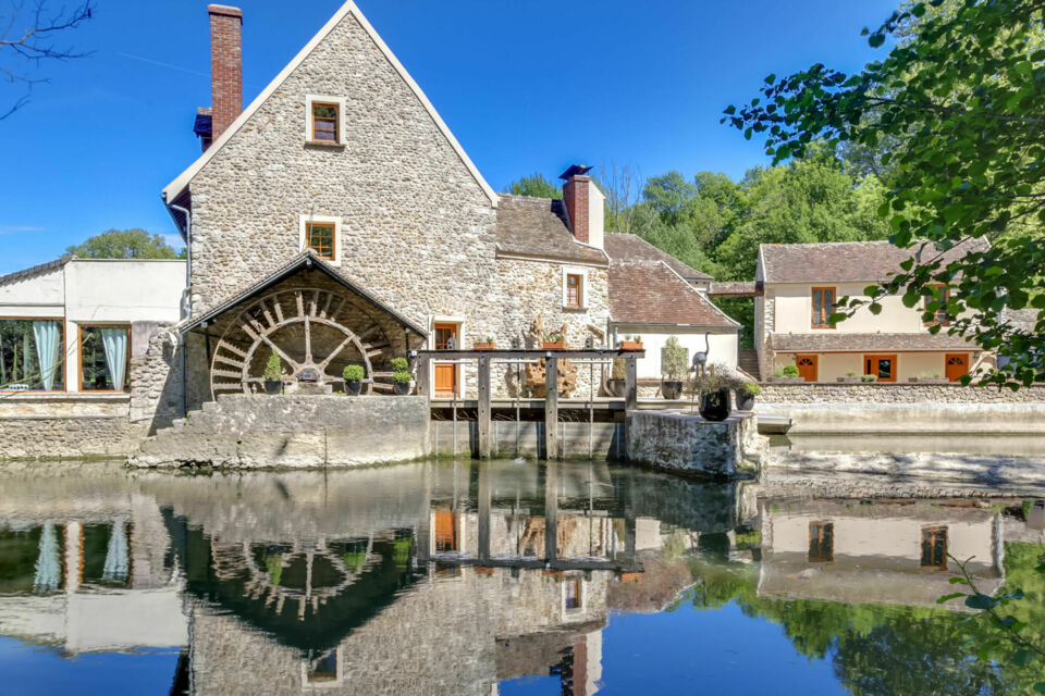 ABC Salles - Droits réservés - Moulin ayant servi à la réduction des blés en farine de boulanger et nourriture pour animaux, le Moulin de Jarcy est devenu une auberge puis une salle de réception.