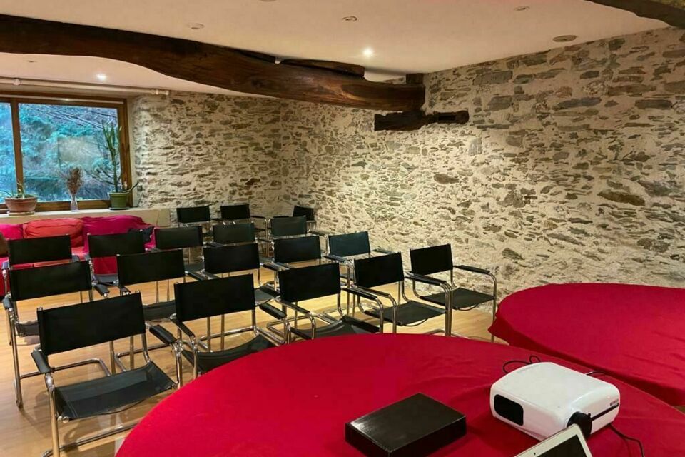 ABC Salles - La Bastide Albignac est un établissement doté de vidéoprojecteurs pour organiser des événement en live streaming.