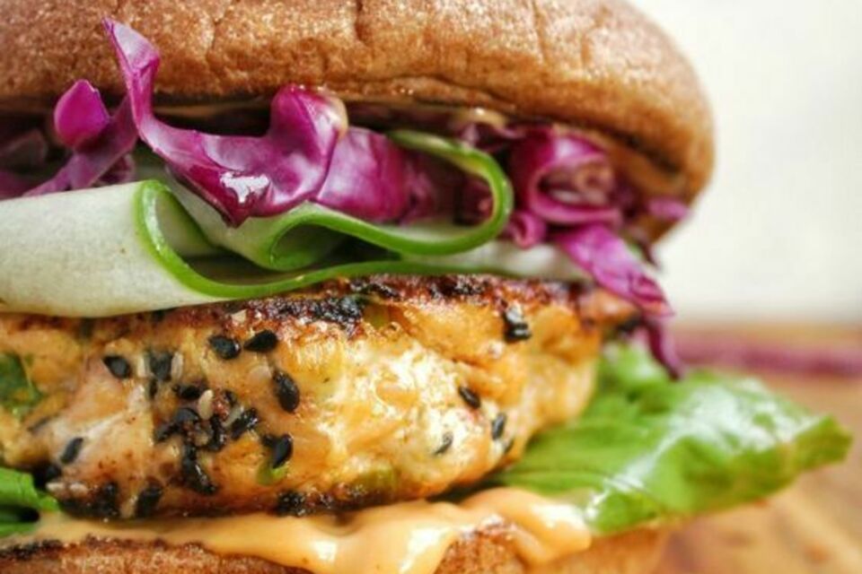 i.pinimg -  Le saumon, une alternative redoutable face aux viandes du burger traditionnel.
