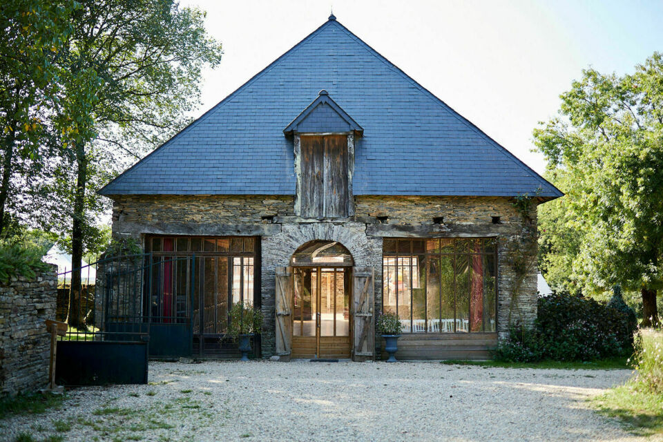 ABC Salles - le Manoir de la Fresnaye vous propose une magnifique salle de réception dans une ancienne grange à calèches de 125 m² et une véranda attenante de 70 m² pour donner vie à vos soirées d'Halloween.