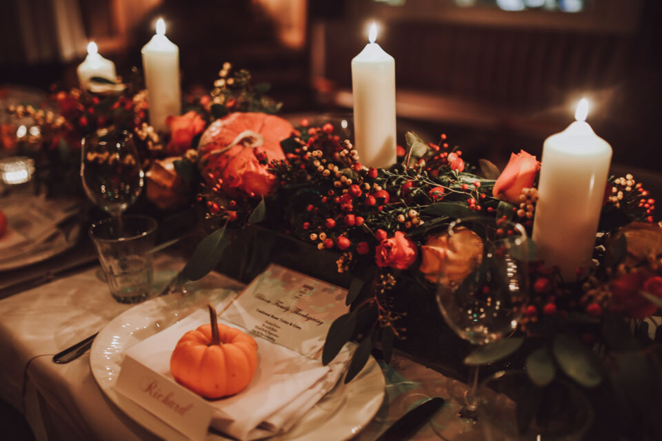 Adobe Stock - Photo d'illustration - Chrysanthèmes, feuilles de lierre, dahlias... Fleurs, branchages et végétaux s'invitent sur vos tables de fête et dans votre décoration d'Halloween.