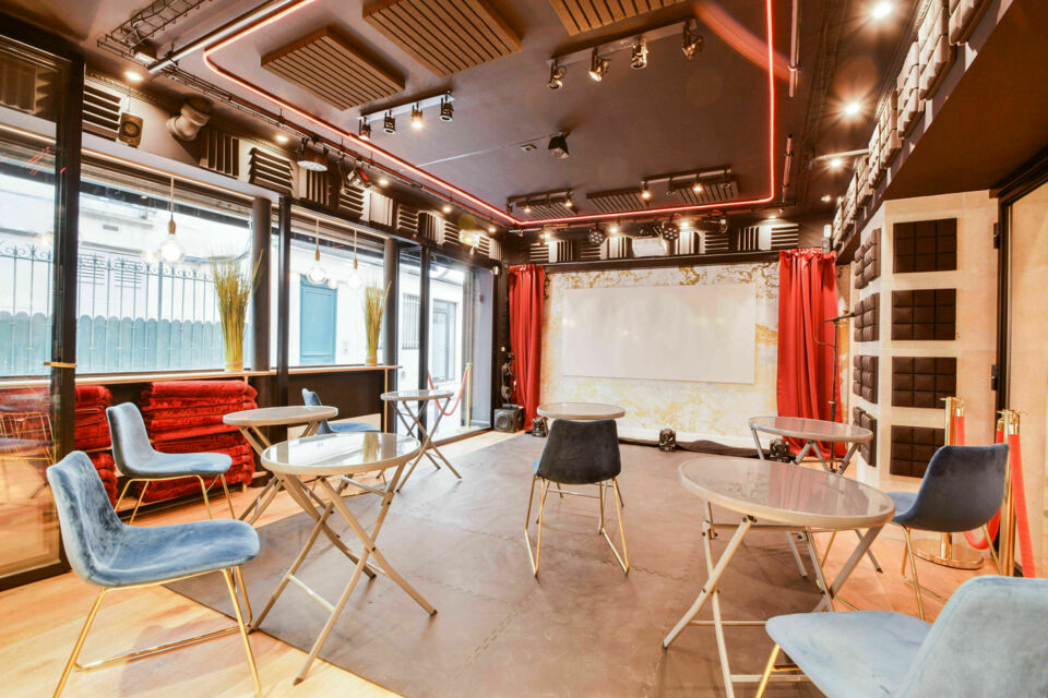 ABC Salles - Droits Réservés - Le Salon Nun, un espace doté d'un vidéo projecteur, d'une connexion au réseau wifi et d'un micro, pour vous aider à organiser vos soirées projection à l'occasion d'Halloween.