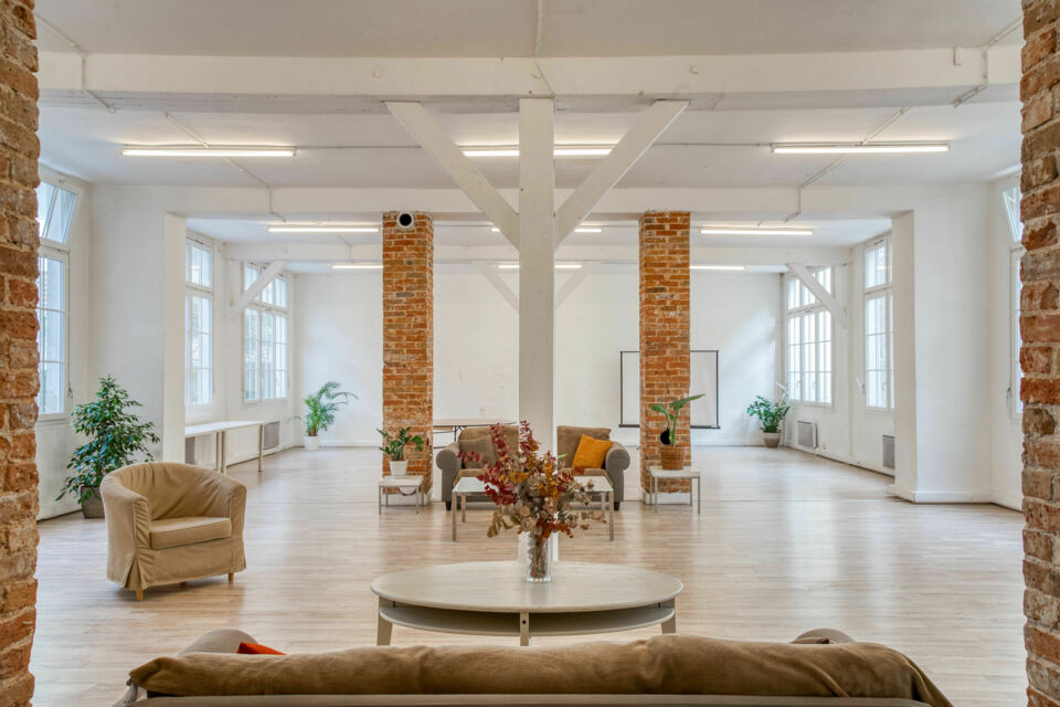 ABC Salles - L'Espace Casa Italia, un loft industriel équipée de vidéoprojecteur, d'une bonne connexion wifi, et de micros, pour garantir le bon déroulement de votre soirée de projection à Halloween, mais pas que.